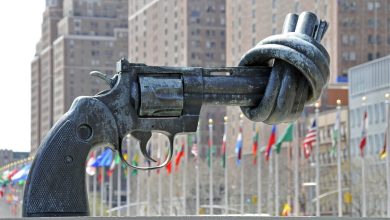 ئێستاش کوردستان لە سایەی تفەنگدا گیری خواردووە؛ کە گەنجان بە بەڵێنی ئازادی دەچنە شاخ و بە نائومێدی و مردنەوە دەگەڕێنەوە.