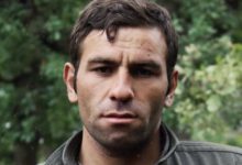 فێرێدون نوریزادە، لاوێکی گوندنشینی خەڵکی سەققز، تەنیا چوار پۆلی خوێندنی تەواو کردبوو و ژیانی خۆی لە نێو مەڕ و شاخدا بەسەر بردبوو.