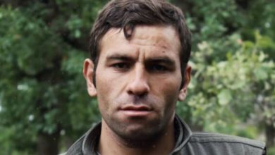 فێرێدون نوریزادە، لاوێکی گوندنشینی خەڵکی سەققز، تەنیا چوار پۆلی خوێندنی تەواو کردبوو و ژیانی خۆی لە نێو مەڕ و شاخدا بەسەر بردبوو.