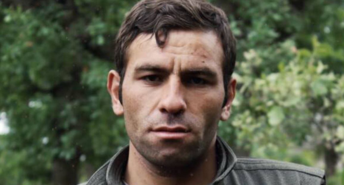 فێرێدون نوریزادە، لاوێکی گوندنشینی خەڵکی سەققز، تەنیا چوار پۆلی خوێندنی تەواو کردبوو و ژیانی خۆی لە نێو مەڕ و شاخدا بەسەر بردبوو.